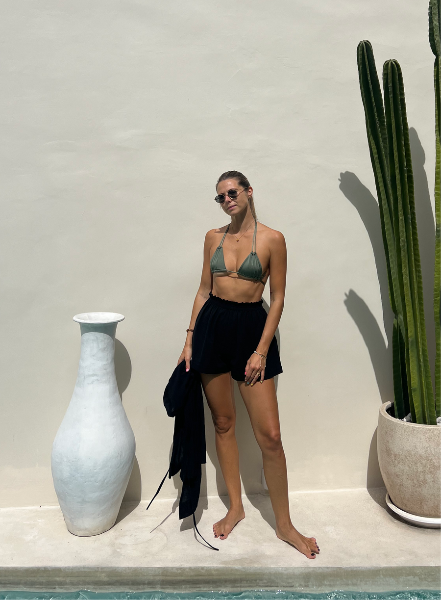 Vista de cuerpo entero: BLISS Shorts - Negro — corte relajado
