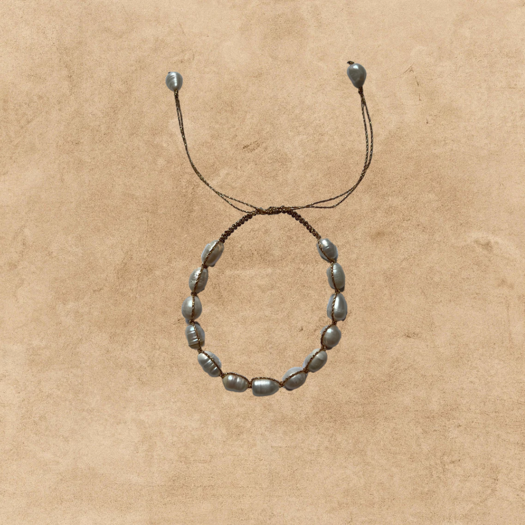 Primer plano: Pulsera de perlas de agua dulce — detalle de las perlas individuales