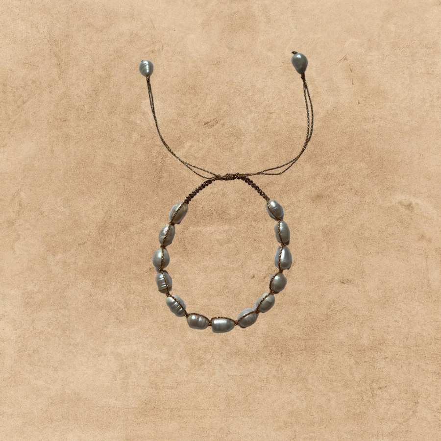 Nahaufnahme: Süßwasserperlen-Armband — einzelne Perlen im Detail